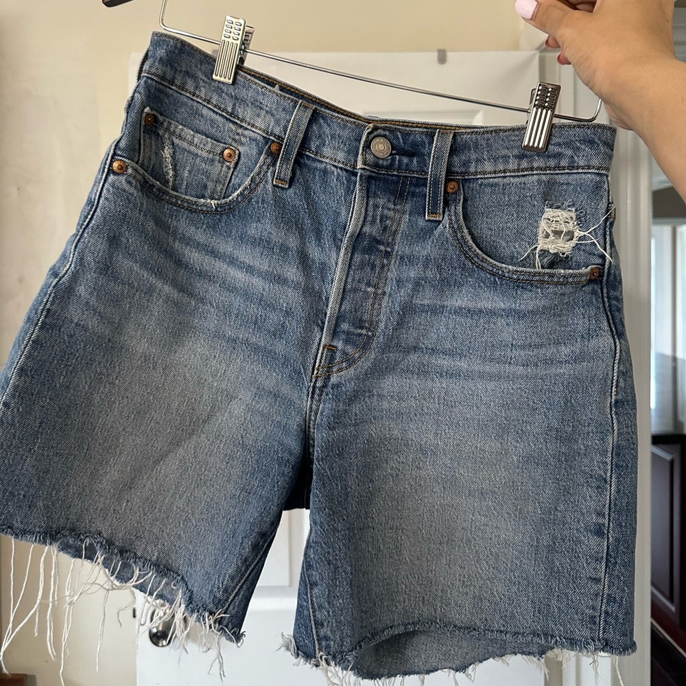 Levi’s mid thigh Jean short